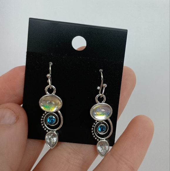 2/30$ Or 3/$35 Elegant Silver and Blue Dangle Earrings-(#0270) - Picture 1 of 2